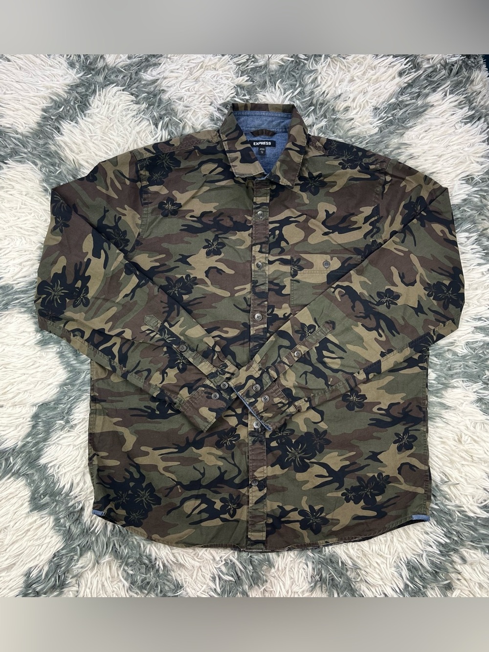 Express Men’s Green Camouflage Long Sleeve Button Up Shirt Size Large